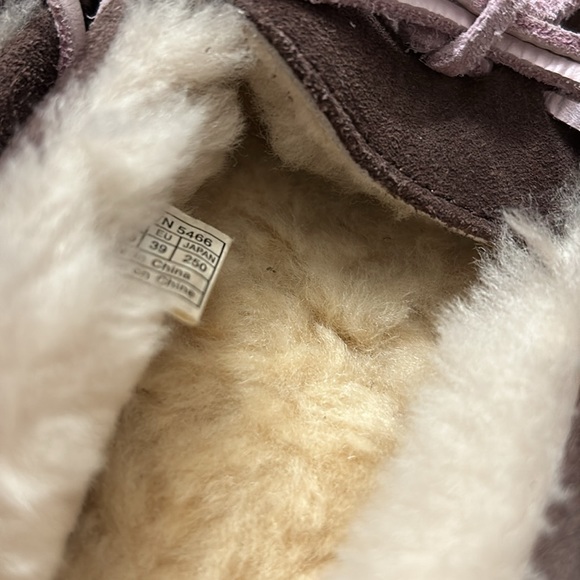Practically brand new UGG slippers - Picture 6 of 7